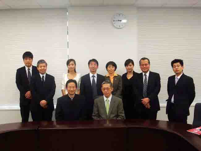 與客戶合影（左前一、我公司董事長）